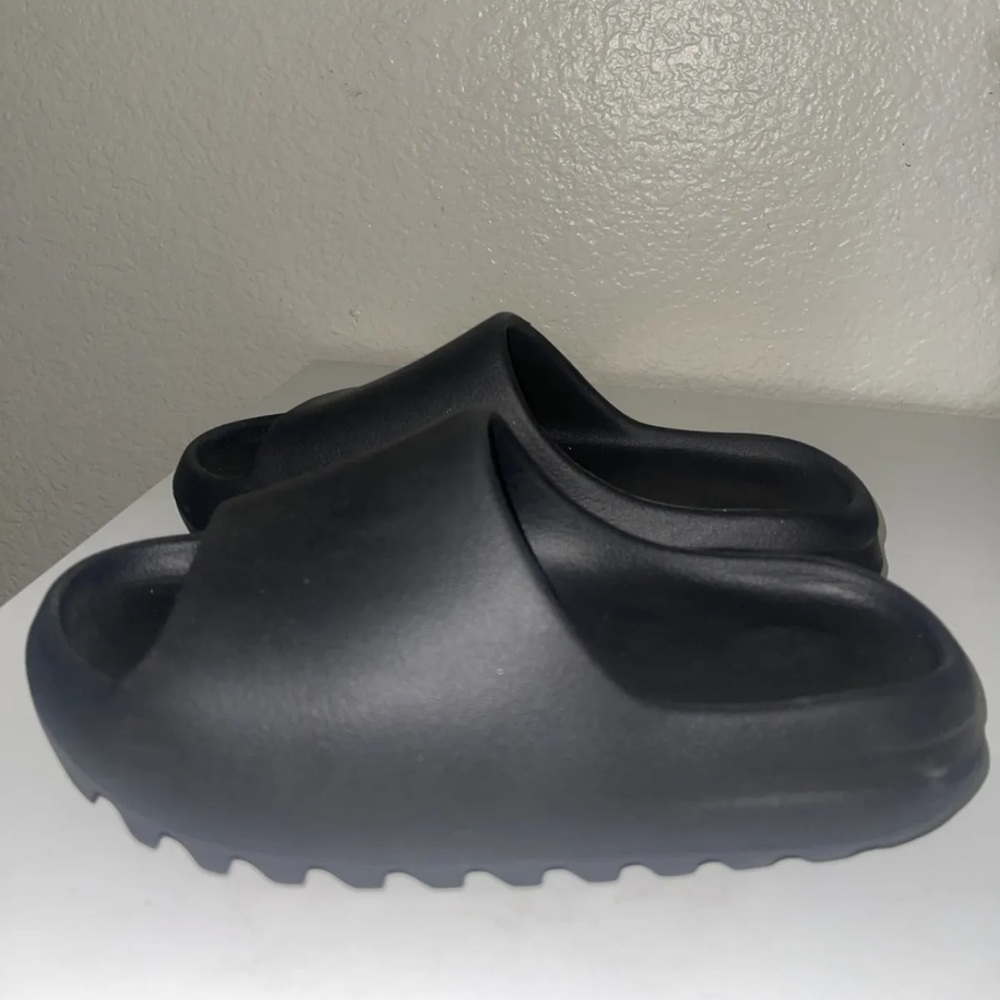 Adidas Yeezy Slide Onyx Black HQ6448  Women size 6-6.5  Men Sz 4.5 - 5